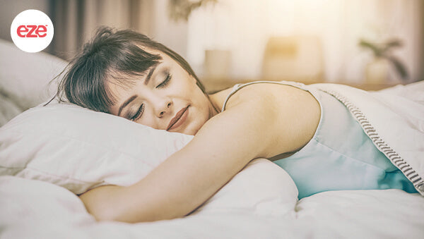 eze_hybrid_mattress_women_sleeping_in_bed
