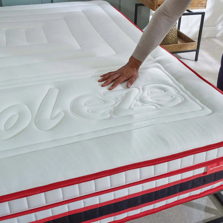 EZE_HYBRID_ORIGINAL_MATTRESS_MALE_HAND_TOUCH