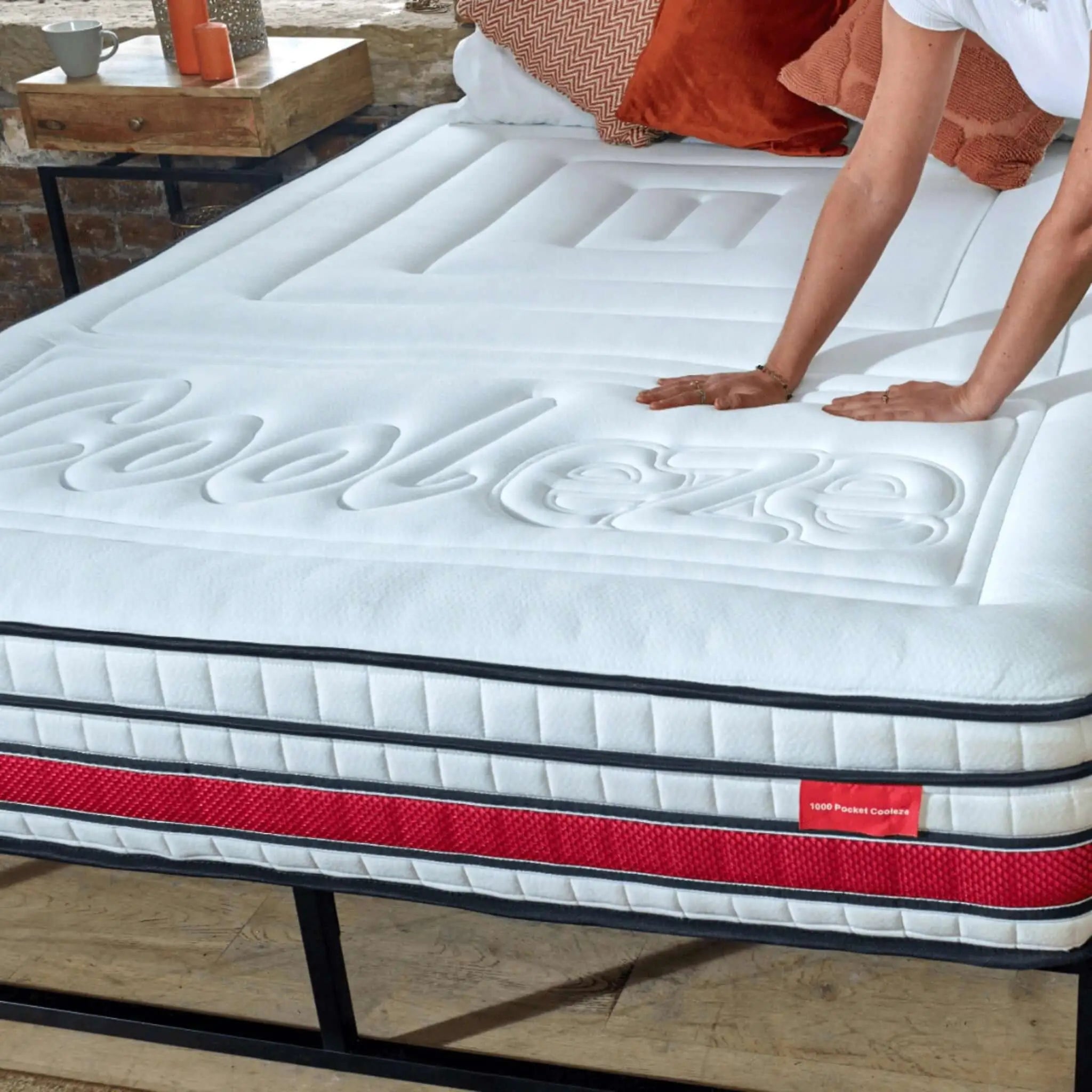 COOLEZE_FEMALE_HAND_TOUCH_ON_MATTRESS