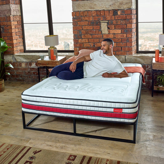 EZE_DELUXEHYBRID_MATTRESS_LIFESTYLE_MALE_ON_BED_2