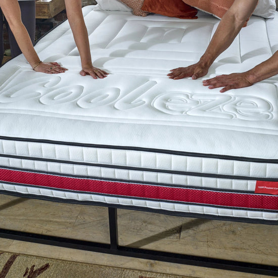 EZE_DELUXEHYBRID_MATTRESS_COULE_HAND_TOUCH_MAN_AND_WOMENS_HANDS