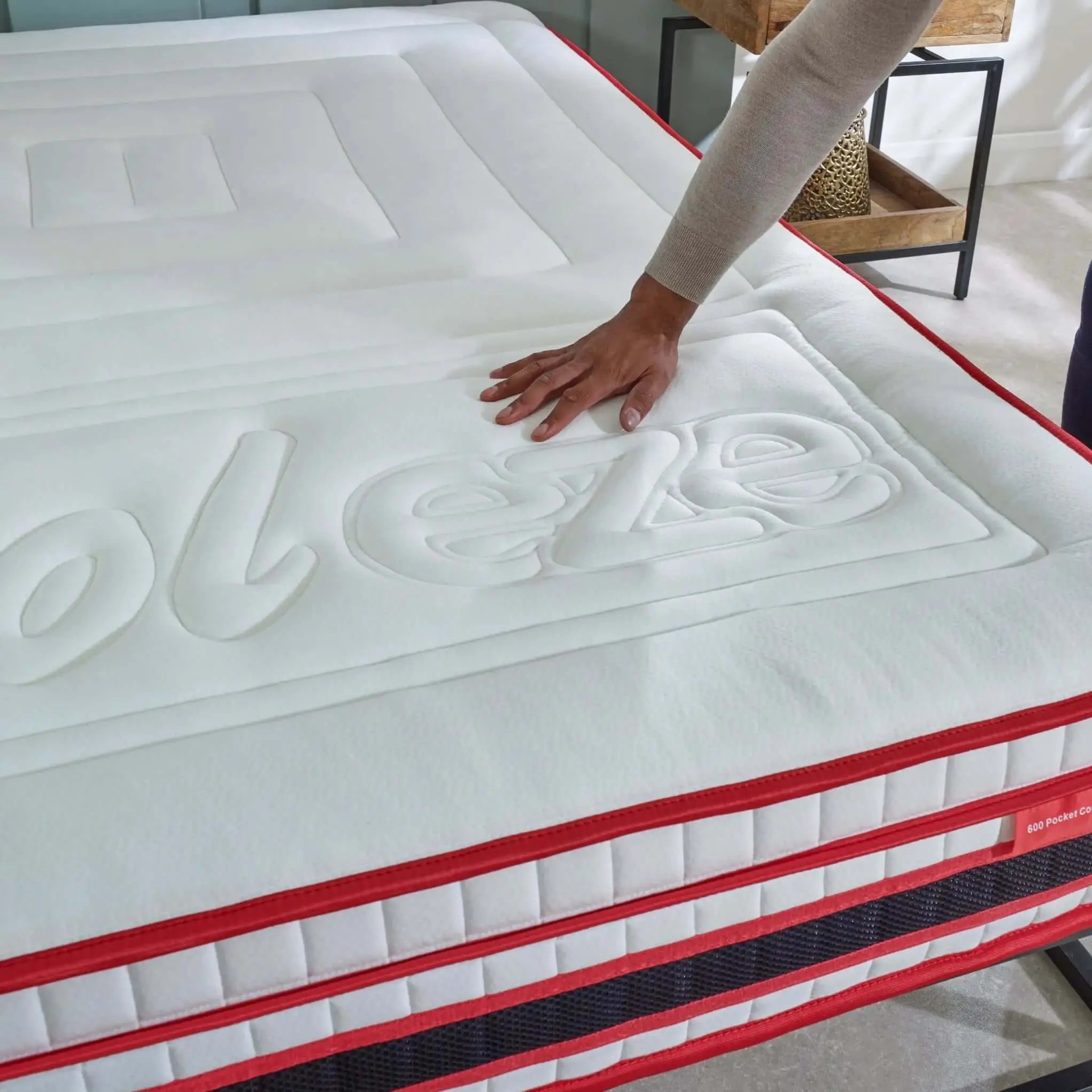 EZE_HYBRID_ORIGINAL_MATTRESS_MALE_HAND_TOUCH