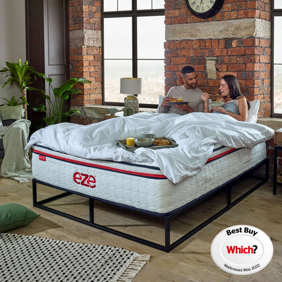 eze_max_hybrid_mattress_lifestyle_couple_on_mattress_breakfast